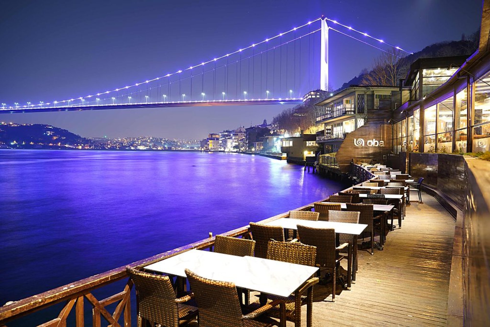 Oba Restoran iskele terasından FSM Köprüsü ve Boğaz alacakaranlık manzarası